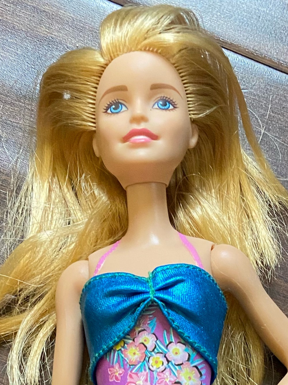 2 Swim Barbies with 2 mermaid outfits - Picture 5 of 14